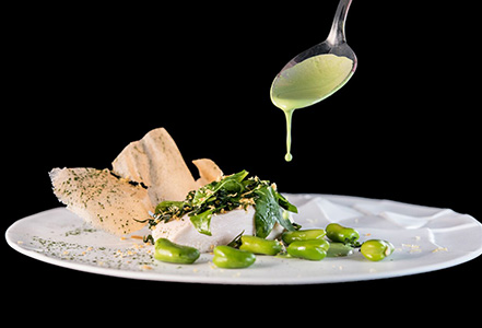 Suprême de volaille poché dans un consommé à la citronnelle.